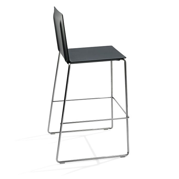 Billede af Barstol Dry i counterhøjde, 65 cm. Stolen udmærker sig med et relativt stort sæde og en stor ryg, med en god siddekomfort. Også med armlæn.