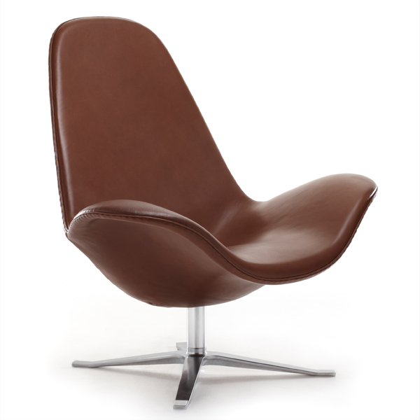 Billede af Loungestol CONCORDE, den helt særlige stol, hvor pladsen giver rum til den. Vækker opsigt med sit strømlinede design. Læder eller tekstil.