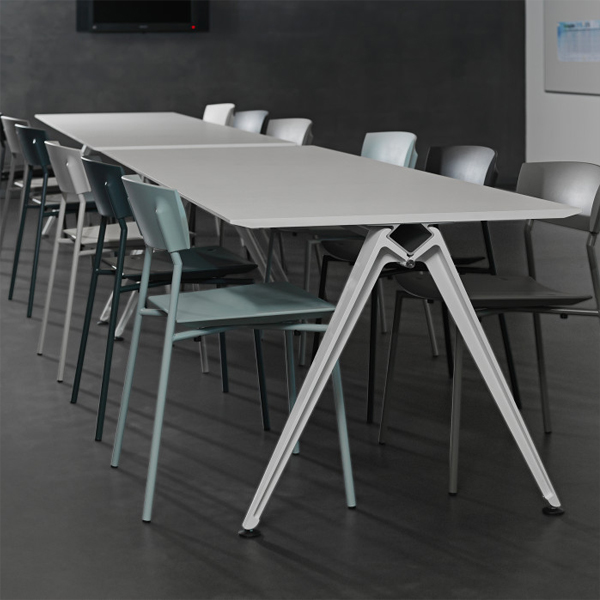 Billede af Kantinebord Grip,det prisvindende ben system. Den specielle konstruktion gør, at bordet bliver mere stabilt, jo mere vægt der tilføres.