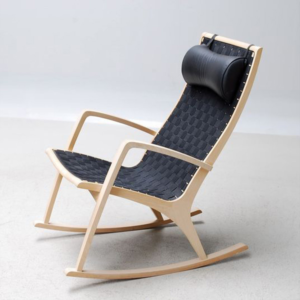 Billede af Gyngestol i træ, en billig og solid stol i flot finish og gennemført kvalitet. Kan leveres med urindug, og den fås polstret eller med flet.