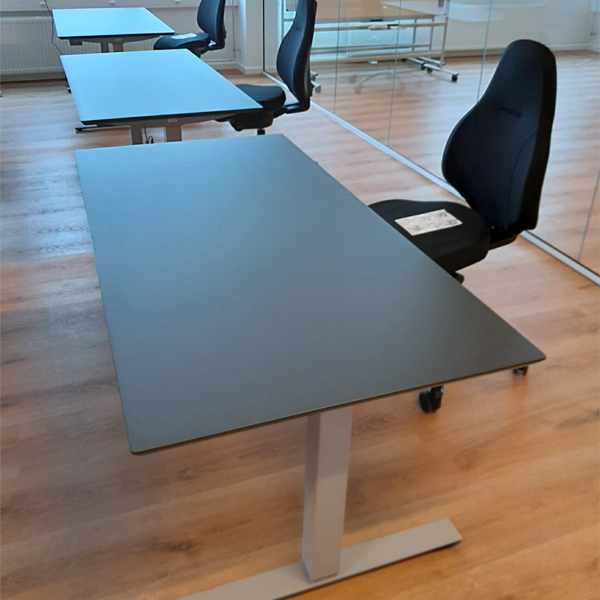 Billede af Hæve sænke bord sort linoleum med mange muligheder for tilbehør, udbygninger og størrelser. Fås i tre stelfarver, mange bord overflader.