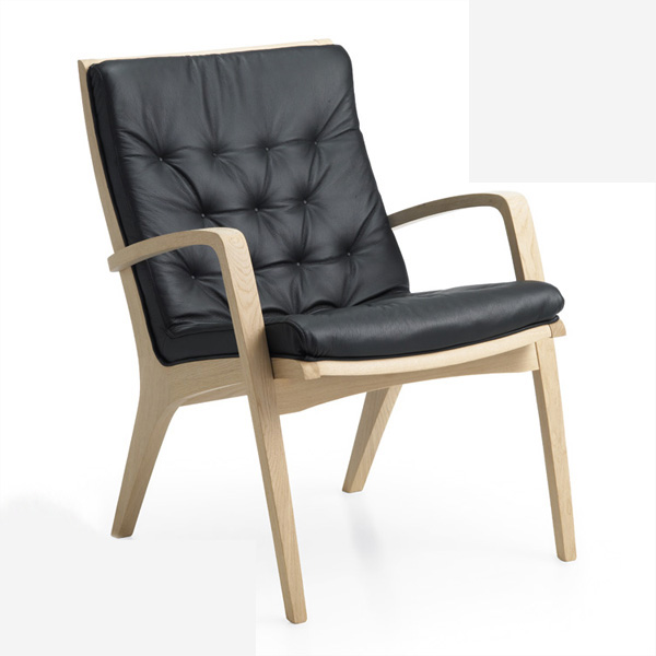 Billede af Hvilestol med lav ryg. Solid lænestol, polstret med markante træk-syninger. Sort læder, men kan polstres i flere typer tekstil, efter ønske.
