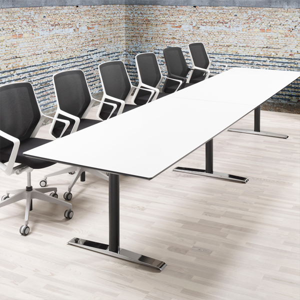 Billede af Langt mødebord til det store mødelokale. Bordet fås i længder op til 6 meter med tre søjleben. Flere typer finér, laminat eller lakfarver.