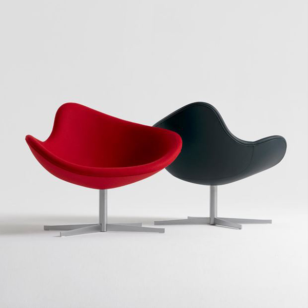 Billede af Loungestol K2, en ny-klassikker indenfor loungestole. Stolen giver indtryk af godt gennemarbejdet design og kvalitet. Drejefod med returdrej.
