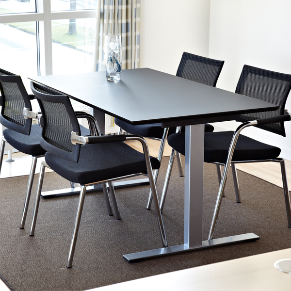 Billede af Mødebord 4 personer med en overflade i linoleum, som fås i flere farver. Enkelt og elegant, og det passer ind i de fleste mødelokaler.