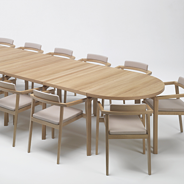 Billede af Mødebord Mix er et enkelt men robust bord uden sarg. Bordet fås i flere former, kvadratiske, rektangulære, runde og buede. Ben i massiv træ.