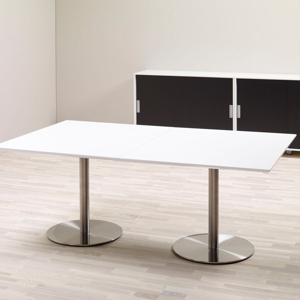 Billede af Mødebord Amigo, et flot mødebord på søjler og med runde pladefødder. Bordet fås i mage størrelser, op til 110 x 600 cm.