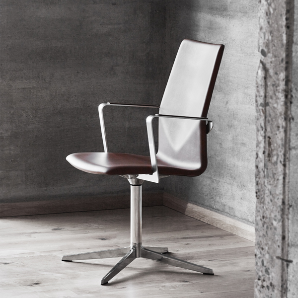 Billede af Mødestol XL, en eksklusiv stol med polstring i god læder. Stellet er blankpoleret alu / børstet stål. Kan også polstres med tekstil.