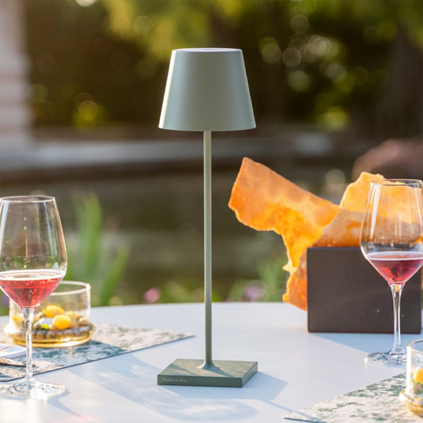 Billede af Bordlampe Poldina er en enkel og smuk opladelig lampe med LED pære, som giver 10 timers lys pr. opladning. På terrassen eller til cafébordet.