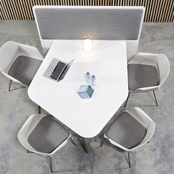 Billede af Kreativt mødebord med mange muligheder. Bordet fås også med "skæve" former. Velegnet til undervisningslokaler og mødelokaler. Robust bord.