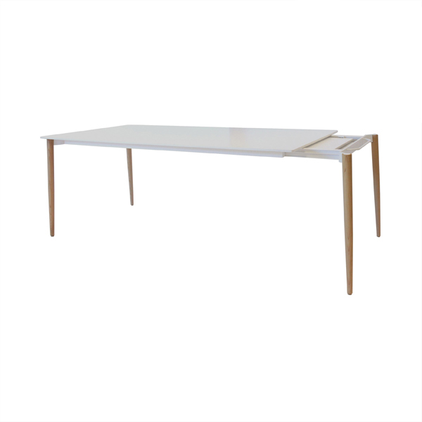 Billede af Elegant udtræksbord med to ekstra plader. Slankt design, som passer ind i de fleste indretninger. Massiv bleget ask med laminat bordplade.