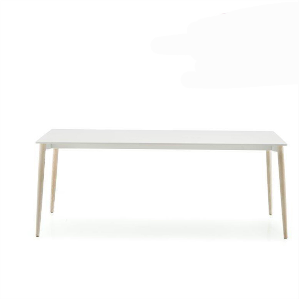 Billede af Enkelt spisebord i elegant design med et massivt stel i ask.Skråtstående ben for bedre stabilitet. Elegant bord til plejesektoren.