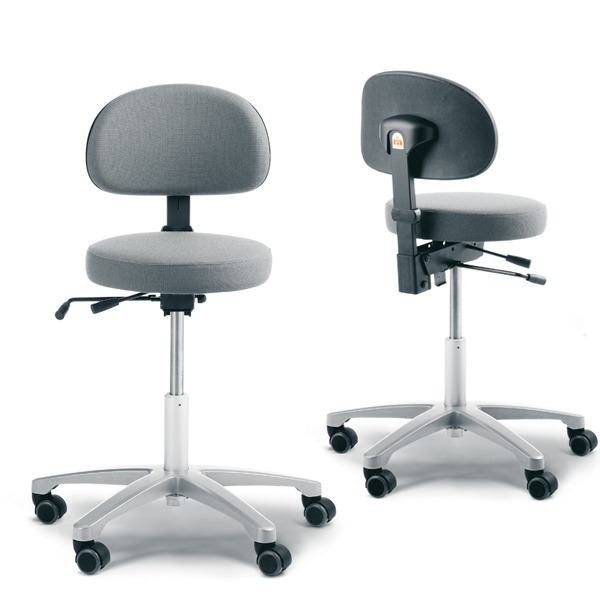 Billede af Laboratoriestol med rundt sæde, en ergonomisk stol, som er velegnet til brug i laboratorier, på klinikker eller på værksteder. Stolen har vippesæde og ryglæn.