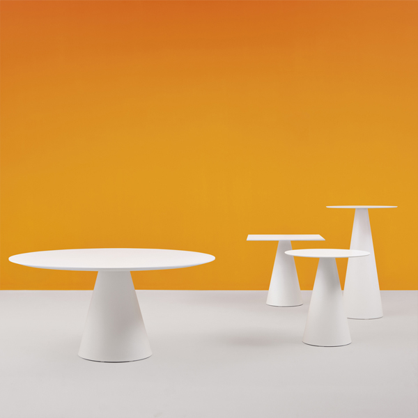 Billede af Cafebord Konus er et bord i enkle, rene linjer. Arkitektur i dens reneste form. Bordet kan bruges udendørs. Også som højbord, og med lys.