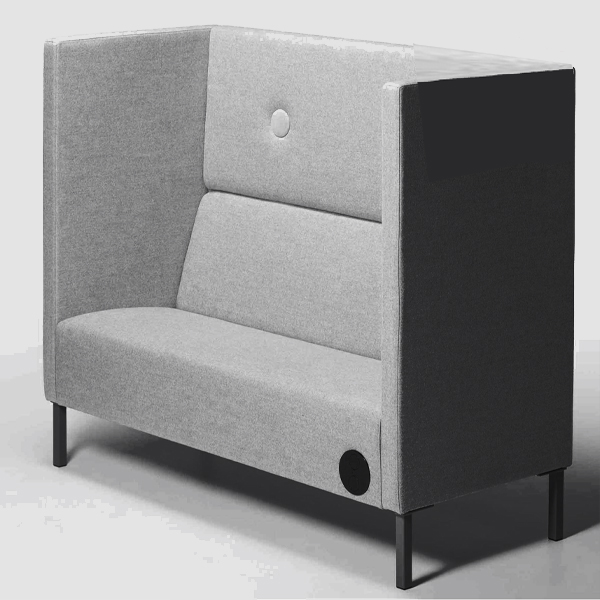 Billede af Akustisk sofasæt, et roligt hjørne i det travle rum. De høje rygge er polstrede, så de skærmer for støj fra omgivelserne. Svanemærkede.