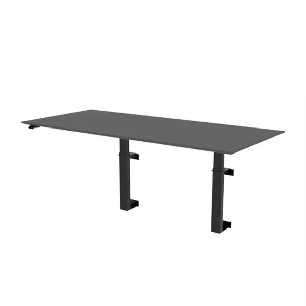 Billede af Dobbelt væghængt hæve sænkebord monteret på to søjler, med mulighed for at montere en større bordplade. Kan monteres uden på en kabelskinne.