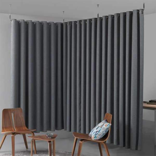 Billede af Lyddæmpende gardiner, en anderledes måde at styre akustikken i lokalet. Vævet af bløde polyester fibre, og de fås i et væld af farver.