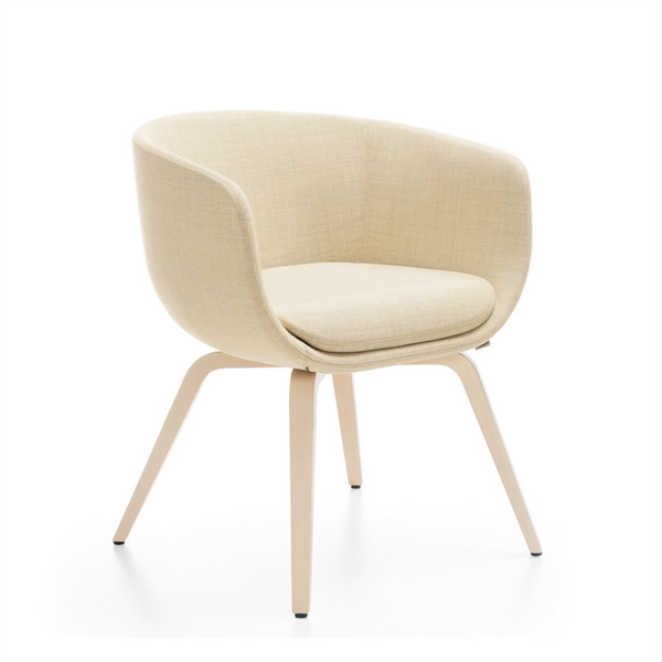 Billede af Formstøbte loungestole med træstel. Stolene er robuste og elegante, Fuldpolstrede, evt. i tre forskellige farver.