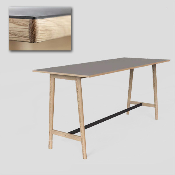 Billede af Højbord i træ med linoleums bordplade, sarg under bordpladen og fodhviler. Elegant bord af dansk design til cafeen, mødelokalet eller aulaen.