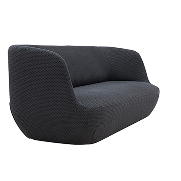 Billede af Clay sofa i et minimalistisk og moderne design, som leder tanken hen på en skulptur. Designet fås også i en armstol og en puf.