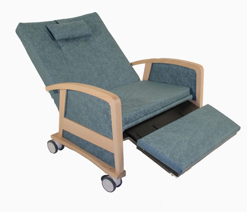 Billede af Bariatrisk hvilestol specielt fremstillet til meget overvægtige personer. Stolen har tilbagevip i ryglænet, klappelig fodskammel og stoleløft.