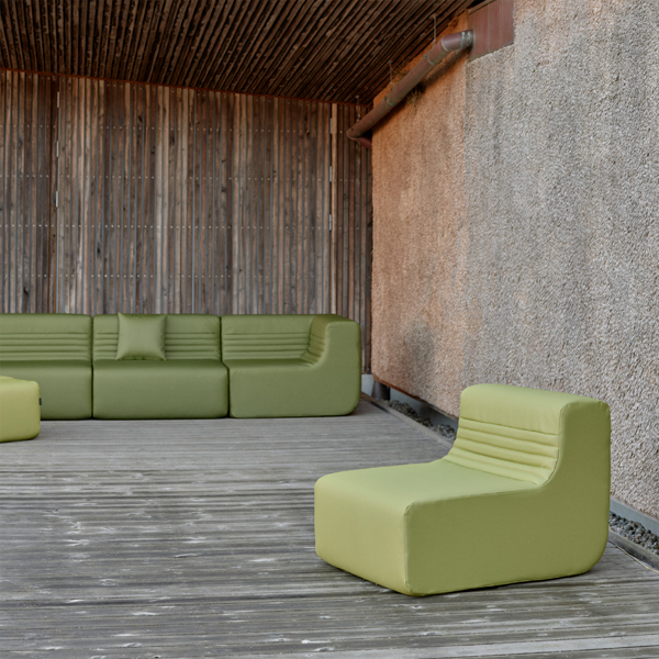 Billede af Terrasse sæder, som fås i fire moduler. Komfortable møbler til ude eller inde. Modulerne kan eksempelvis sammenstilles til en sofa.