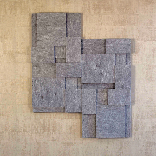 Billede af Væg- og loftspaneler i lydabsorberende materialer. Sammensat af firkanter i forskellige størrelser, rå eller beklædt med filt.