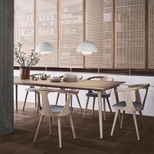 Billede af Egetræs mødebord In Between er et slankt og elegant bord, som også fås med rund bordplade.. Dansk design i traditionel skandinaviske stil.