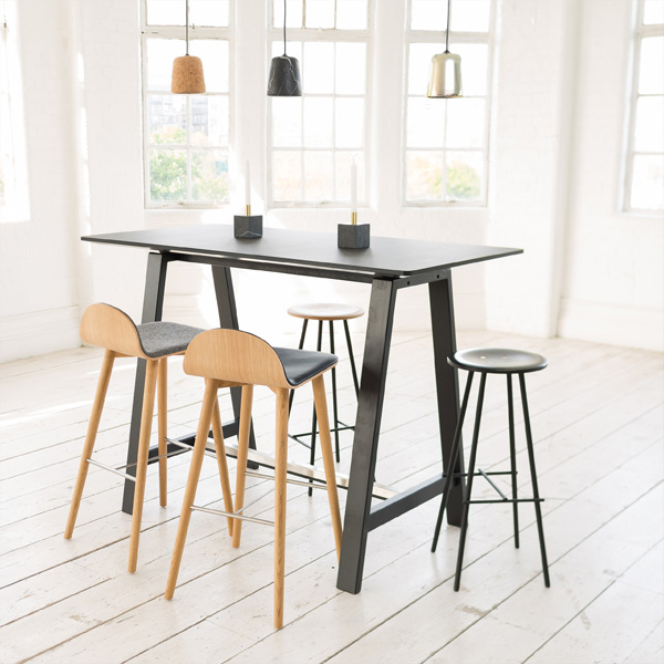 Billede af HT1 højbord er af dansk prisvindende design. ByKato har lavet en nyfortolkning af det traditionelle højbord med gavle. 2 højder, 3 størrelser