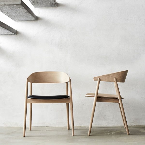 Billede af Stilfuld spisebordsstol AC2, elegant dansk design stol med fine detaljer. Stolen er i egetræ, og den fås med eller uden polstret sæde.