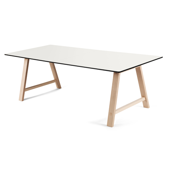 Billede af T1 mødebord er i et tidløst dansk design, som passer både i hjemmet og i mødelokalet. Fås med fast plade eller udtræk, og i flere størrelser.