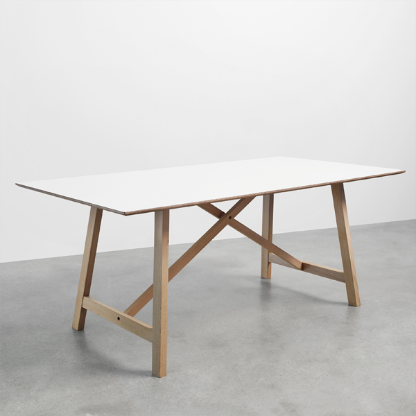 Billede af T6 mødebord, som er et flot og anderledes mødebord af dansk design. Bordet kan udvides med to indstiksplader, så der bliver plads til flere møde deltagere. Bordet er udgået af produktion.