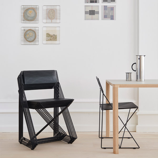 Billede af X-Line stol i en slank stål konstruktion. Stolen er af dansk design fra 1977, og den fås i fem farver som standard. Stabelbar.