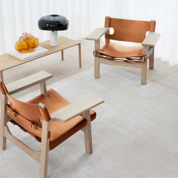 Billede af Den spanske stol, en stærk loungestol i massiv eg og med robust læder i høj kvalitet, designet af Børge Mogensen. Dansk design.