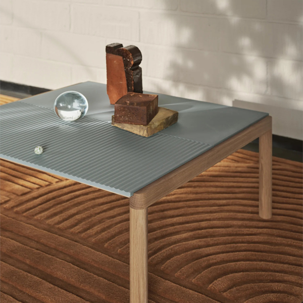 Billede af Sofabord Couple, inspireret af de traditionelle kakkelborde, men med et helt nyt og spændende look. Bordene fås i tre størrelser, og fliserne er glatte eller med bølgemønster, som kan kombineres.