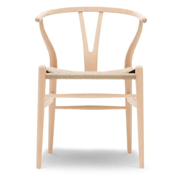Billede af Y-stolen, designet af Hans J. Wegner, er ikonisk i dansk møbel design. I produktion uafbrudt siden 1950, stadig lige komfortabel at sidde i.