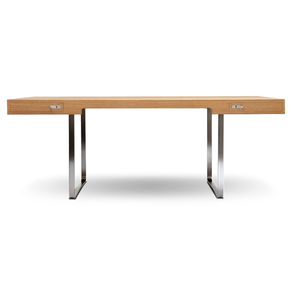 Billede af Wegner skrivebord, et bord i markant design fra Hans J. Wegner. Samlet i ét stort element, som bæres af to benbukke i rustfrit fladstål.