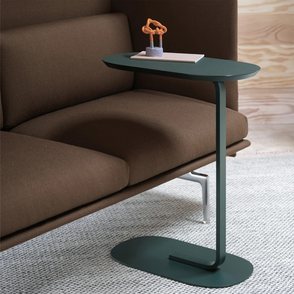Billede af Relate sidebord, et lille bord, som kan skubbes helt ind til stol eller sofa, så du kan bruge det til laptop arbejde. Bordet har en stel i pulverlakeret stål, og en MDF bordplade med laminat eller linoleum, eller massivt træ.