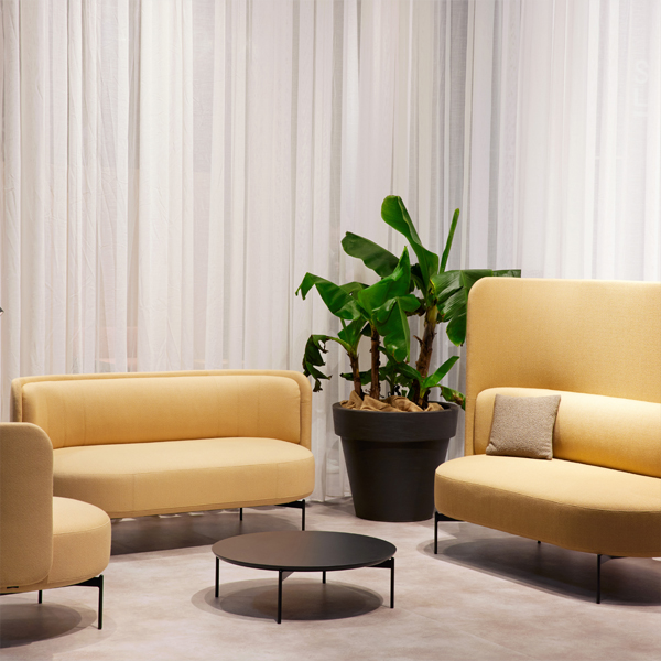Billede af Rund lounge serie består af stole og sofaer med eller uden høj skærm, samt pufs og sofabord. Serien er fuldpolstret og indbydende, og de høje skærme giver møblerne et udtryk af intimitet.