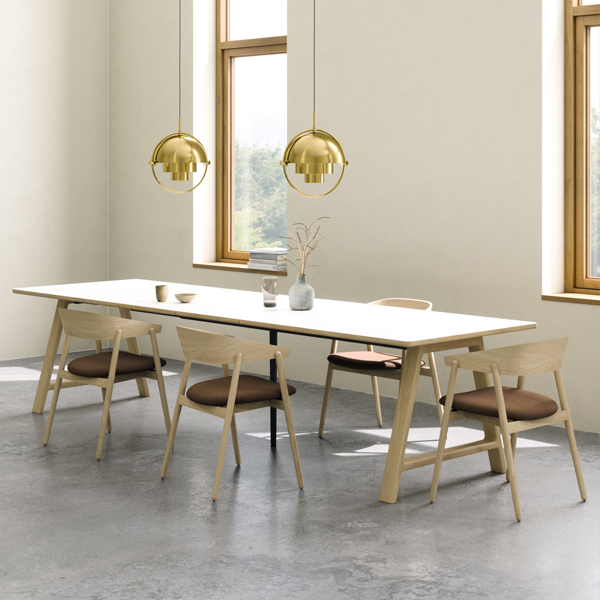 Billede af T11 udtræksbord, et skandinavisk design, der forener stil og funktionalitet. Bordpladen er i slidstærk laminat, mens stellet er i massiv eg.