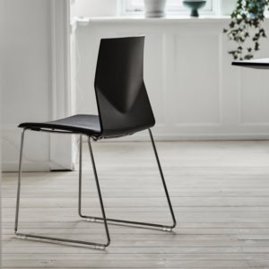Billede af Fleksibel stol med medestel med en skal støbt i kunststof med forstærkning af glasfiber. Det V-formede ryglæn giver en yderst komfortabel sidde oplevelse. En superstabler stol, som kan stables i op til 30 stole.