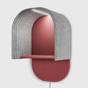 Billede af Soundroom telefonbås til montering på væggen. Båsen er overdækket og har en lille hylde. Polstret i polyester, og med en kerne af lydabsorberende materiale.