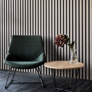 Billede af Tiles Tracks til væg og loft hjælper med at fjerne rumklangen i lokalet, og samtidig skaber det en spændende dynamik i indretningen.