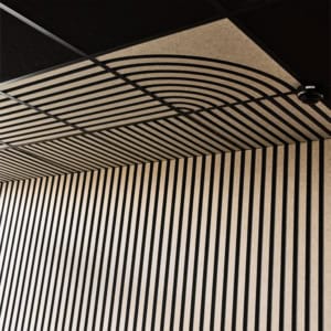Billede af Tiles Tracks til væg og loft hjælper med at fjerne rumklangen i lokalet, og samtidig skaber det en spændende dynamik i indretningen.