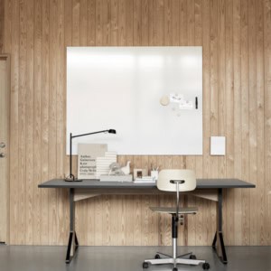Billede af Whiteboard Air tavle uden kantliste. WB-tavlen er med flotte fasede kanter, hvilket giver den et helt stramt design.