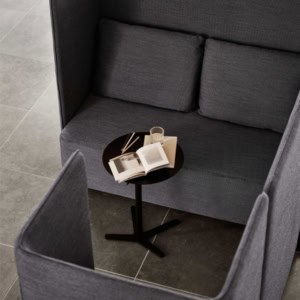 Billede af Base lounge serie omfatter stole, sofaer, pufs og skærme, alle fuldpolstrede. Fås med høje eller lave sider, eller helt uden sider.