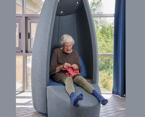 Billede af Cocoon hvilestol, fuldpolstret med lukkede sider og tag. Basis modellen har hjul for nem flytning, men den fås også med lys, højttalere, Bluetooth mm.