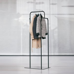 Billede af Fint garderobestativ i stålrør, sort eller hvid. 5 knopper til ophæng og plads til 7 – 8 bøjler. To stativer kan forbindes med en bøjlestang.