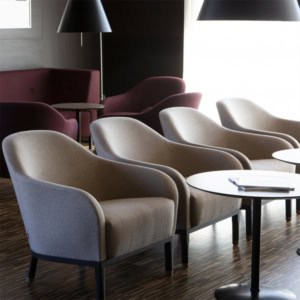 Billede af Lounge lænestol, en yderst behagelig og komfortabel stol, som falder godt ind i både det offentlige rum, og i den private stue. Stolen er fuldpolstret på en ramme af træ, og med et stel i lakeret stål.