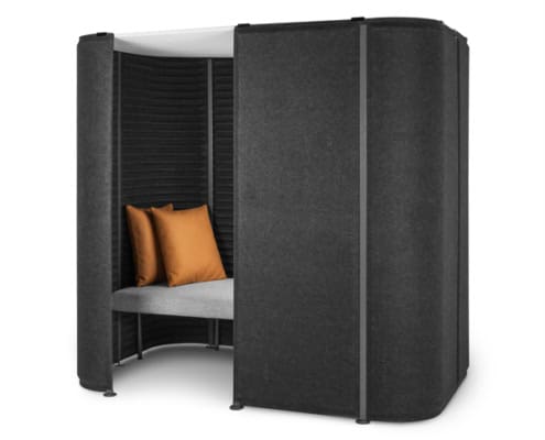 Billede af Soundroom båse, små mødebåse, som er afskærmet fra det øvrige lokale. Båsene fås med lave skærme, med høje skærme og med tag.